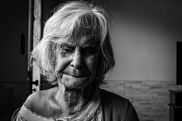 Traurige , alte Frau